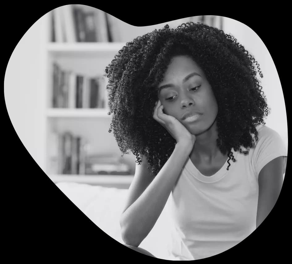 foto de mulher com aparencia cansada e cabisbaixa