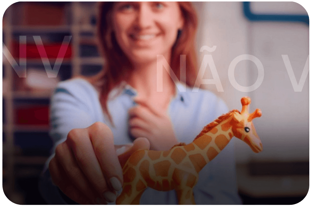 Mulher segurando o síbolo da CNV: a girafa