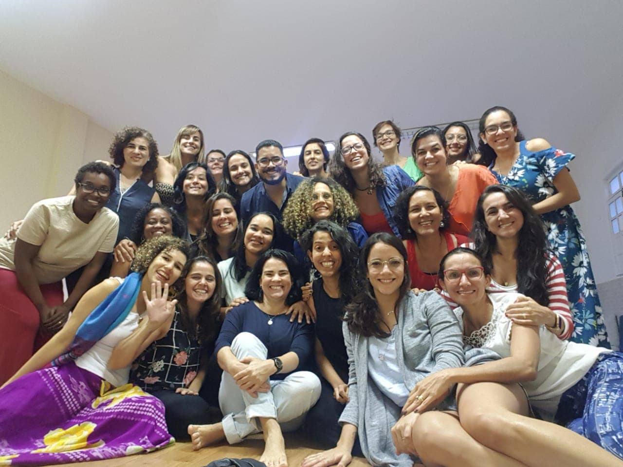Participantes de uma vivência presencial da Konekti reunidos em grupo