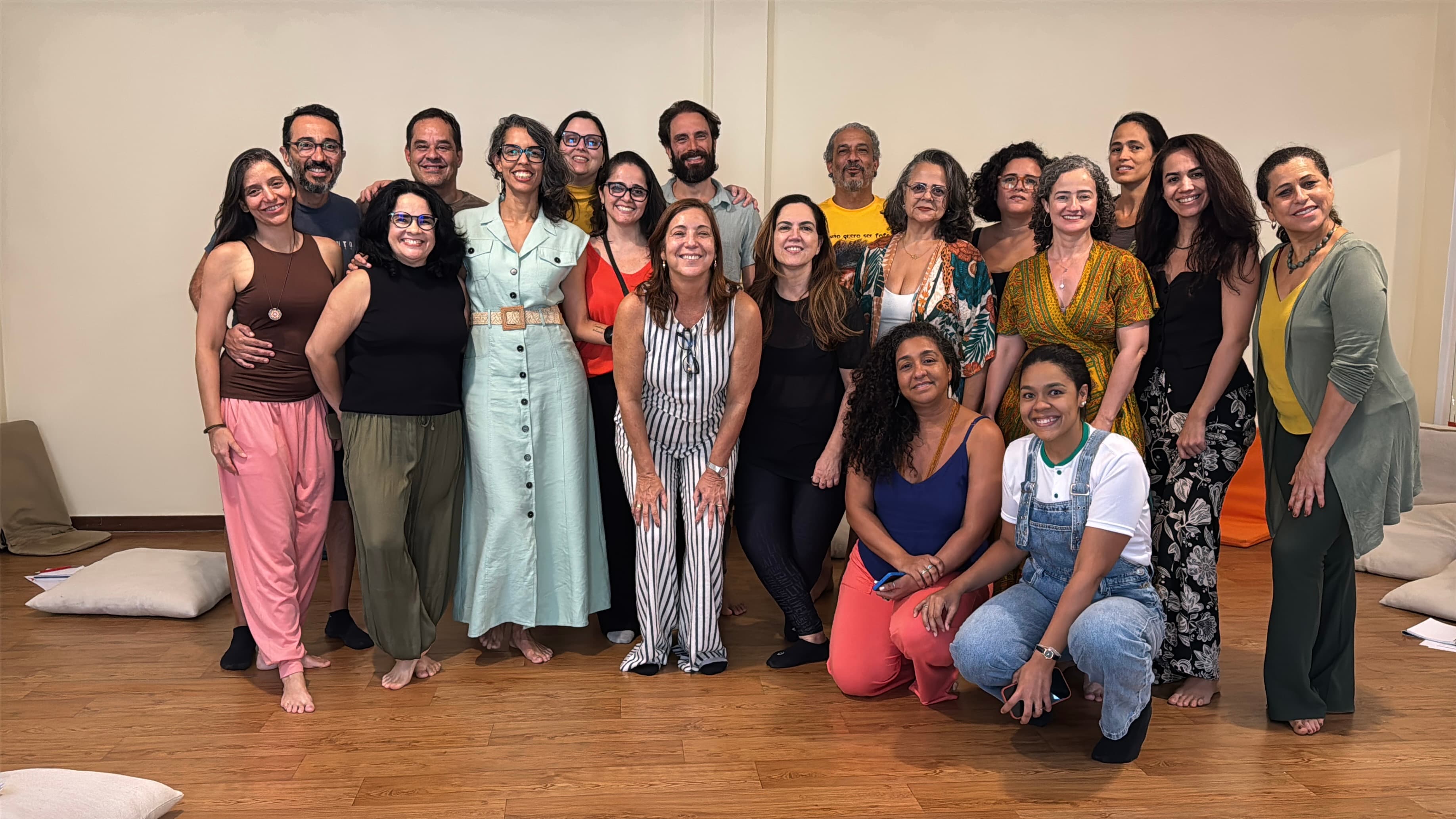 Grupo reunido em círculo de prática presencial do Laboratório Konektar