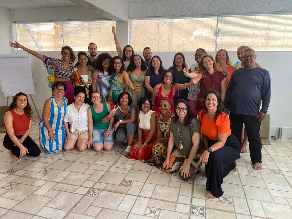 Grupo sorrindo ao final de uma imersão presencial da Konekti
